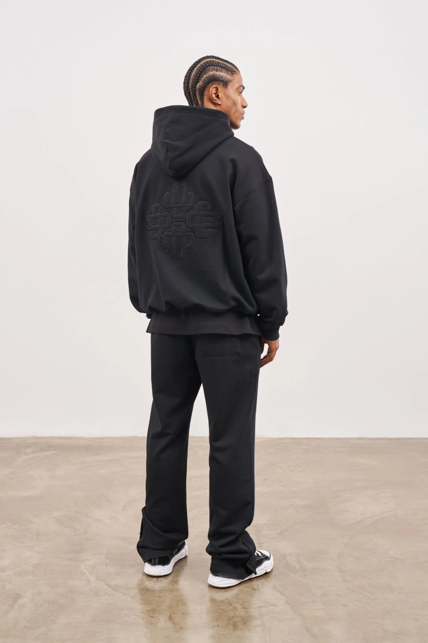 STRAIGHT LEG EMBROIDERED EMBLEM JOGGERS - BLACK - Image 3