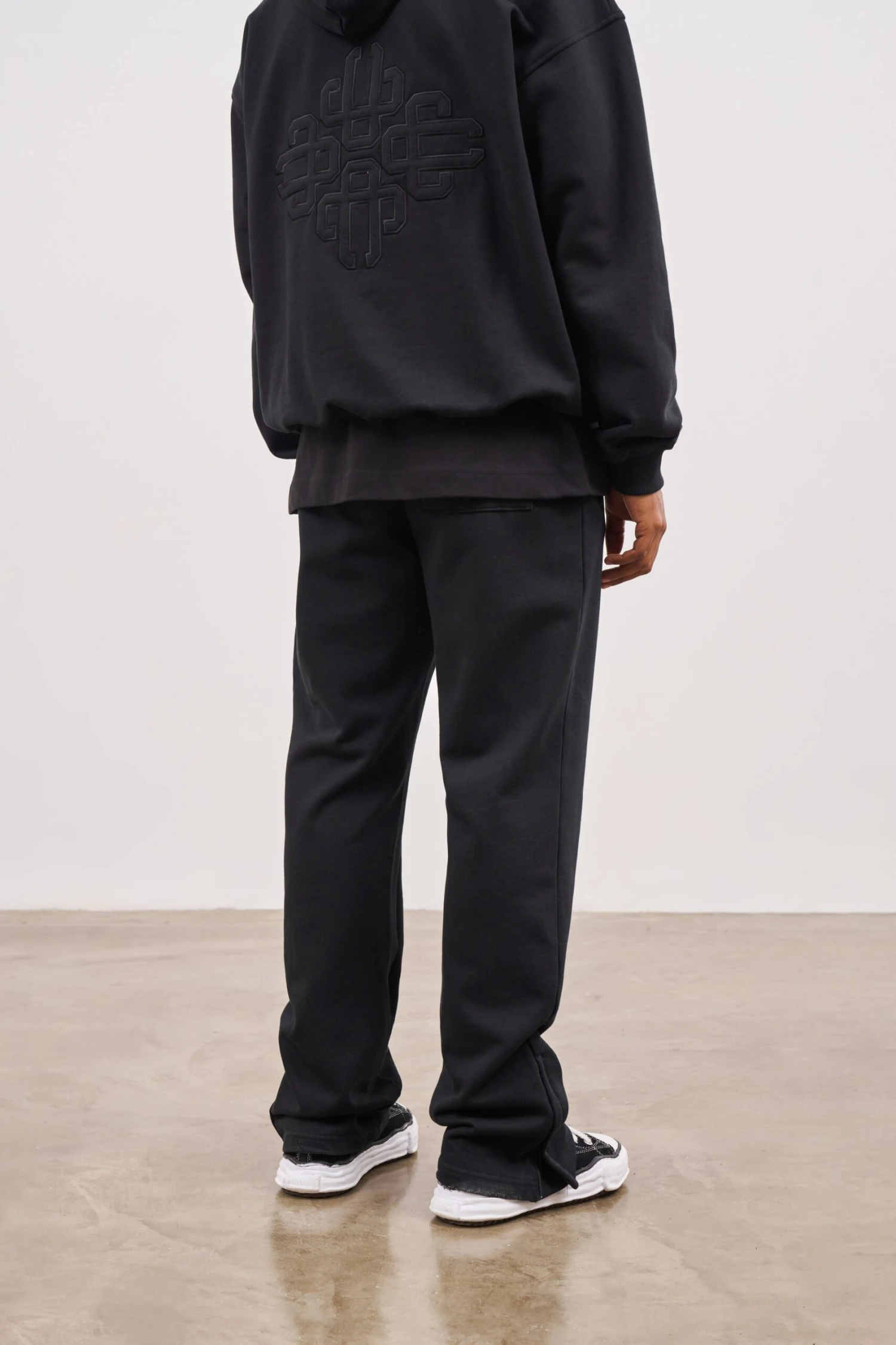 STRAIGHT LEG EMBROIDERED EMBLEM JOGGERS - BLACK - Image 6