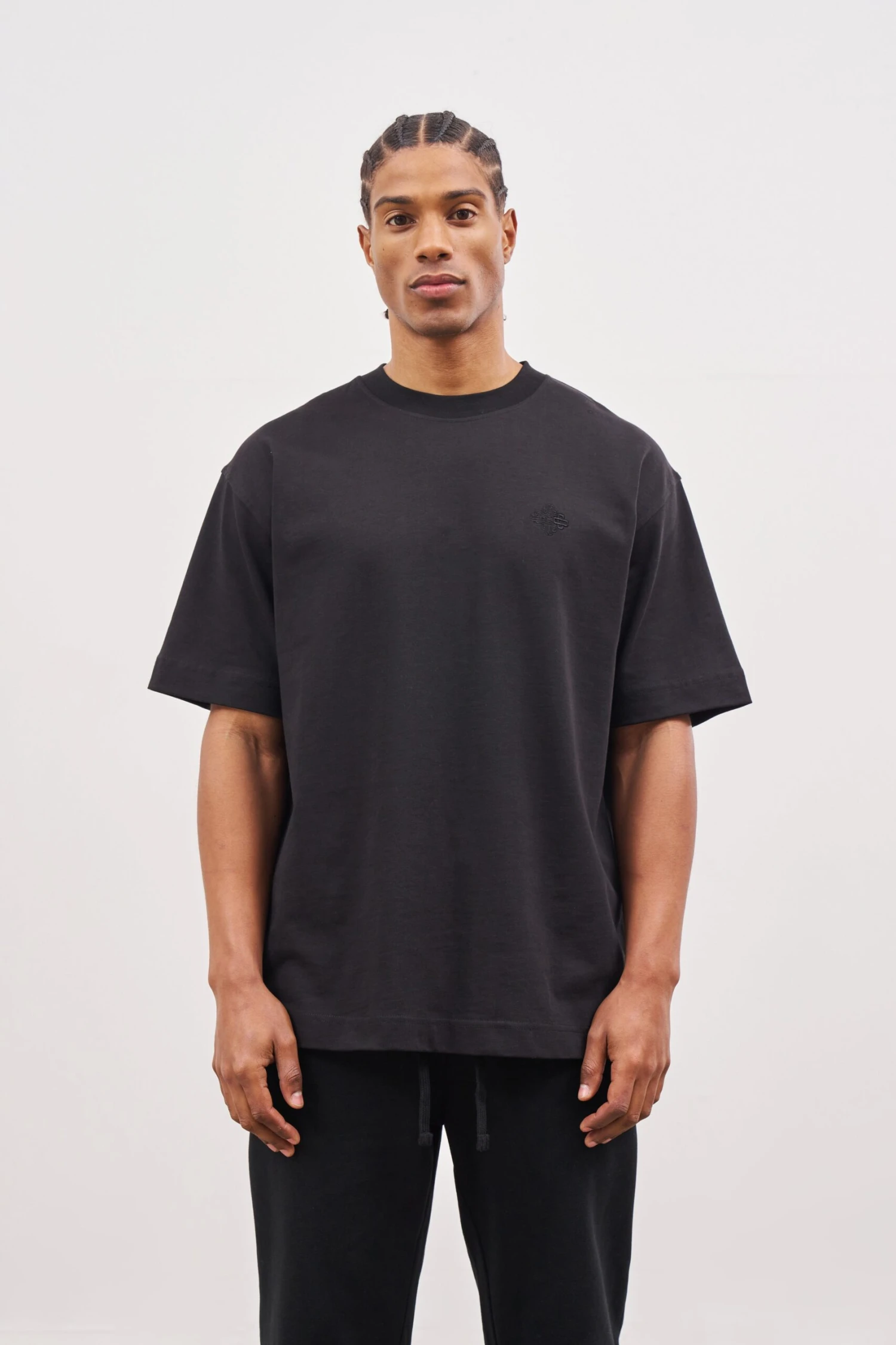 OUTLINE EMBLEM RELAXED T-SHIRT - BLACK - Image 3