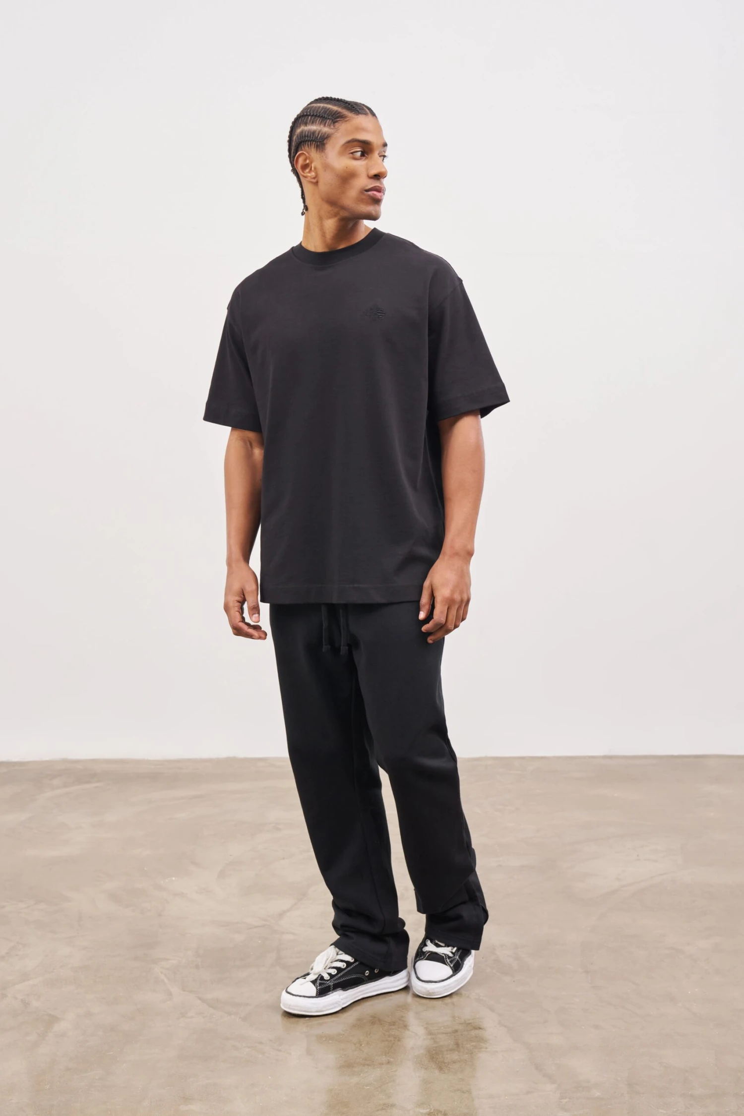 OUTLINE EMBLEM RELAXED T-SHIRT - BLACK - Image 6