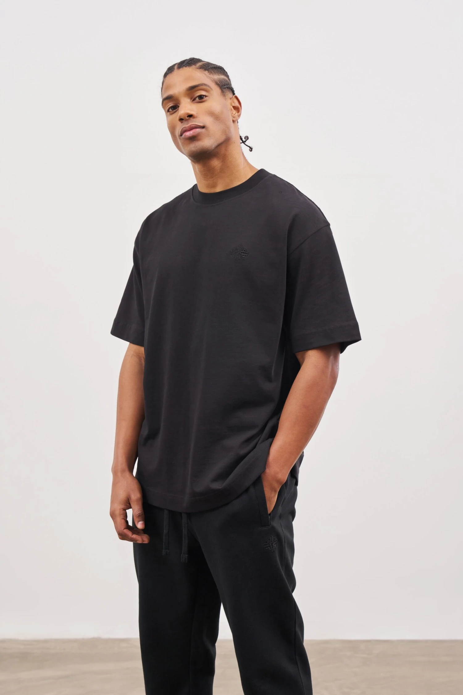 OUTLINE EMBLEM RELAXED T-SHIRT - BLACK - Image 7