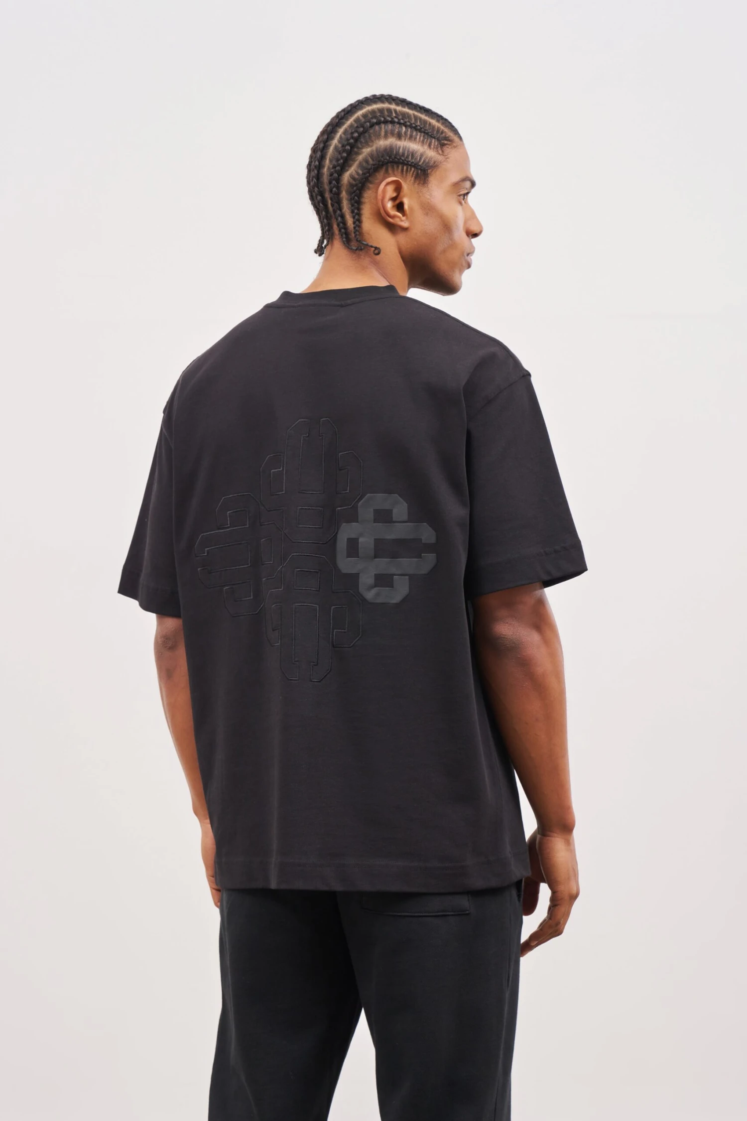 OUTLINE EMBLEM RELAXED T-SHIRT - BLACK - Image 5