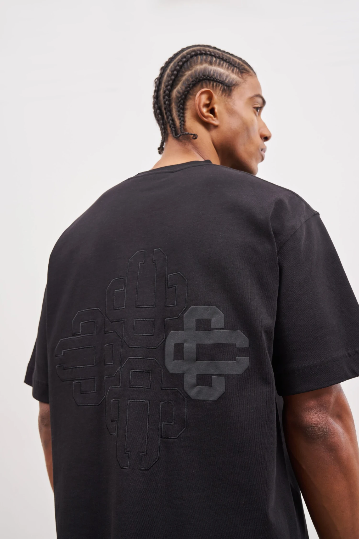 OUTLINE EMBLEM RELAXED T-SHIRT - BLACK - Image 2