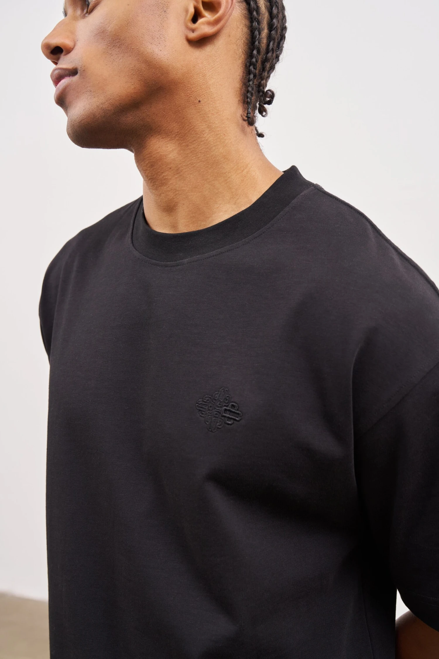 OUTLINE EMBLEM RELAXED T-SHIRT - BLACK - Image 4