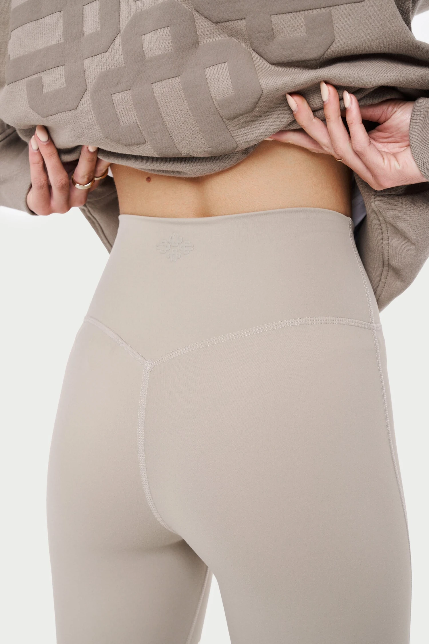EMBLEM SCULPTING STRETCH LEGGINGS - BEIGE - Image 6